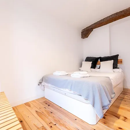 Warm And Inviting, Location By Urbanhosting