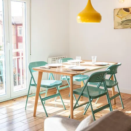 Warm And Inviting, Location By Urbanhosting