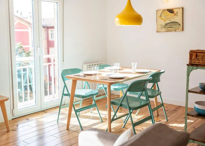 Warm And Inviting, Location By Urbanhosting